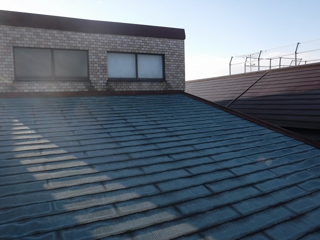日進市で今後30年間を見据えて屋根メンテナンスを検討中、屋根塗装ではなく屋根カバー工事をご提案